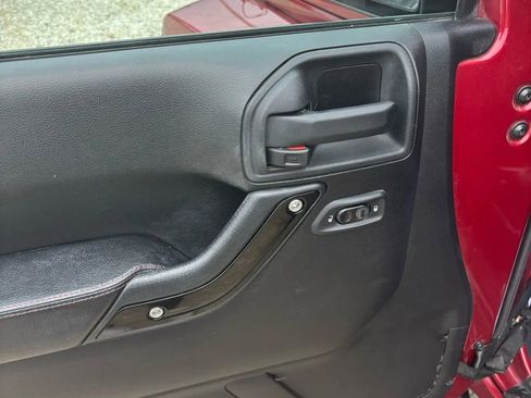 Used 2012 Jeep Wrangler Unlimited Sahara AWD/4WD image 9