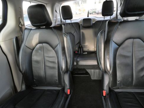 Used 2021 Chrysler Pacifica Touring-L image 13