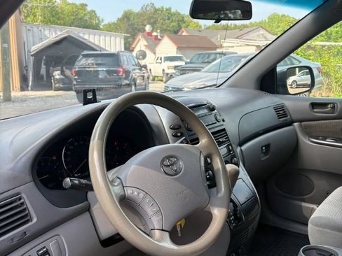 Used 2010 Toyota Sienna LE FWD image 35