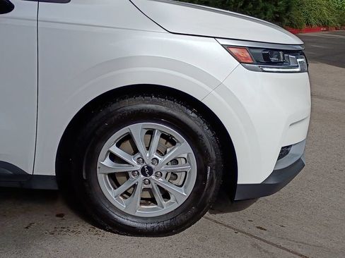 Used 2022 Kia Carnival LX FWD image 2