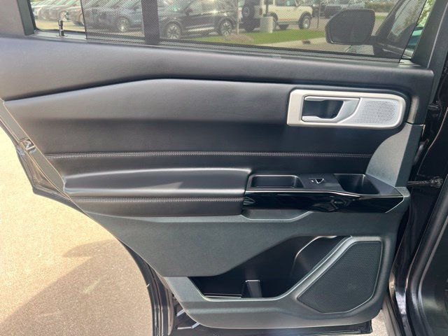 Used 2023 Ford Explorer Platinum w/ Technology Package AWD/4WD image 17