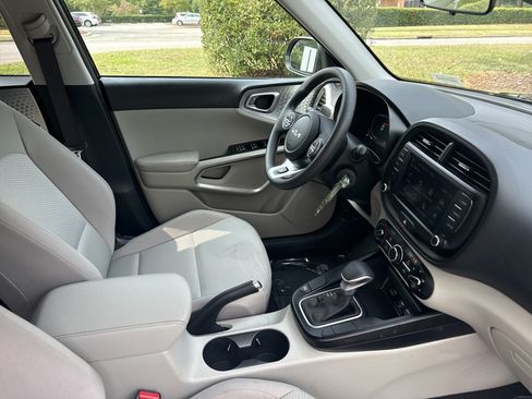 Used 2025 Kia Soul LX w/ LX Technology Package FWD image 32