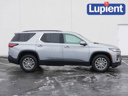 Used 2023 Chevrolet Traverse LT image 2