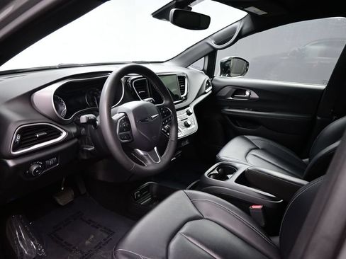 Used 2025 Chrysler Pacifica Select FWD image 8