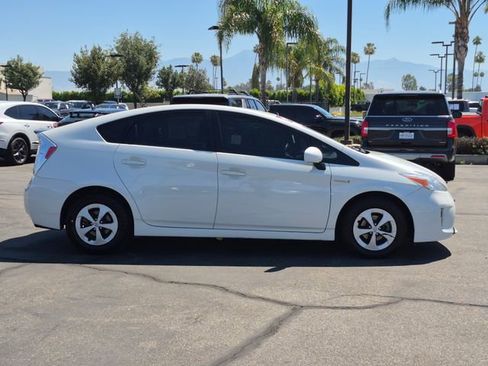 Used 2014 Toyota Prius Two w/ Preferred Accessory Package FWD image 4