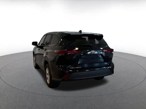 Used 2025 Toyota Highlander LE FWD image 10