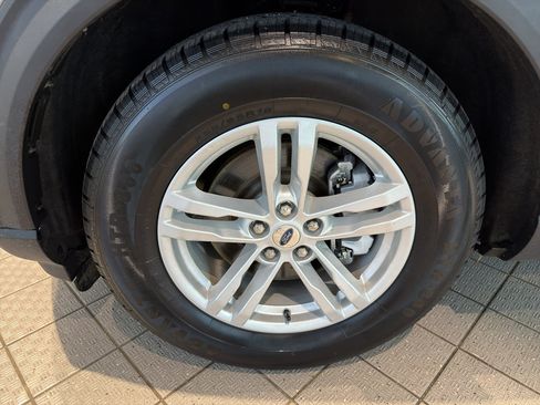 Used 2023 Ford Explorer XLT RWD image 9