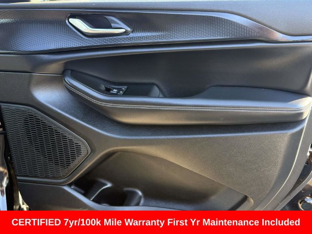 Used 2025 Jeep Grand Cherokee Altitude AWD/4WD image 8