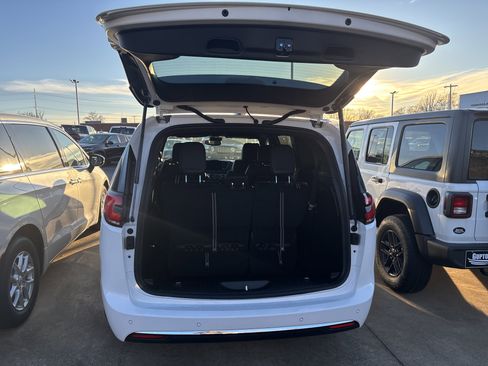 New 2026 Chrysler Pacifica Select image 8