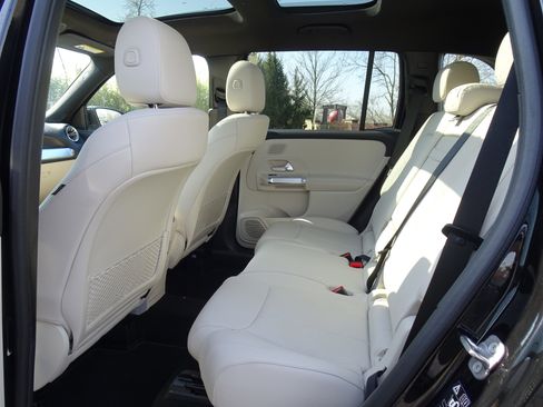 Used 2025 Mercedes-Benz GLB 250 4MATIC image 19