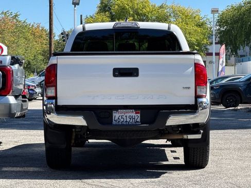 Certified 2017 Toyota Tacoma TRD Off-Road AWD/4WD image 4