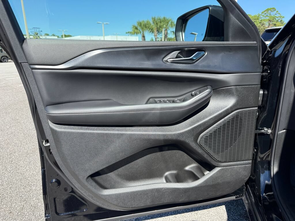 New 2027 Jeep Grand Cherokee Laredo RWD image 17
