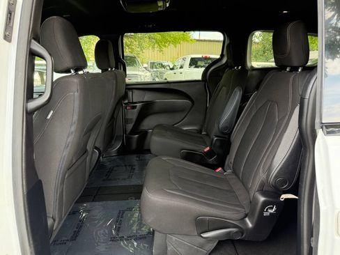 Used 2020 Chrysler Pacifica Touring w/ S Appearance Package FWD image 14