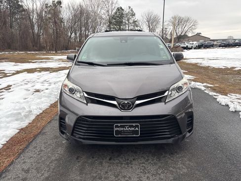 Used 2018 Toyota Sienna LE image 2