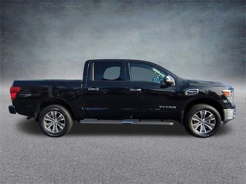 Used 2017 Nissan Titan SL image 10