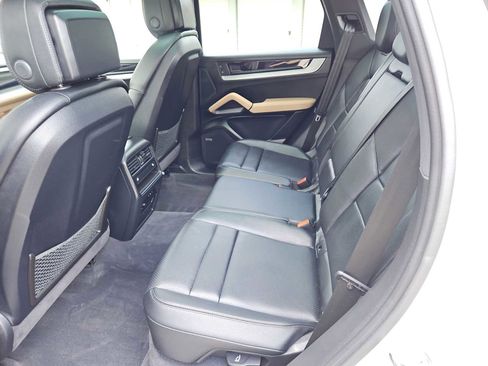 Certified 2024 Porsche Cayenne AWD/4WD image 38