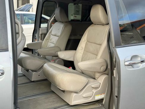 Used 2016 Toyota Sienna Limited image 23