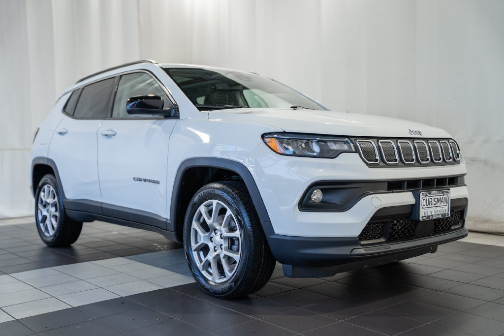 Certified 2022 Jeep Compass Latitude w/ Sun and Sound Group AWD/4WD image 1