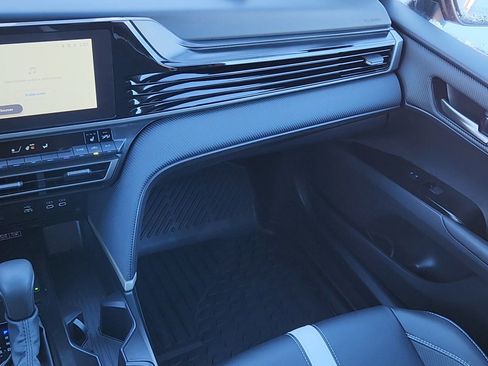 Used 2025 Toyota Camry SE image 6