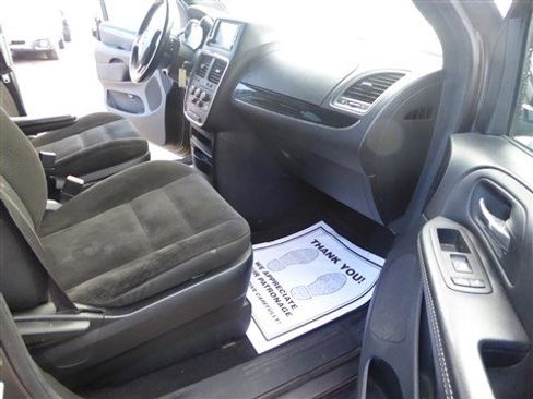 Used 2018 Dodge Grand Caravan SE image 18