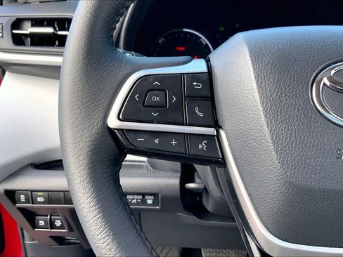 Used 2025 Toyota Sienna XLE w/ XLE Plus Package image 23