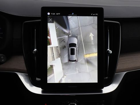 Certified 2025 Volvo XC90 B6 Plus image 25