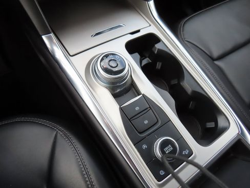 Used 2023 Ford Explorer XLT w/ Equipment Group 202A image 27