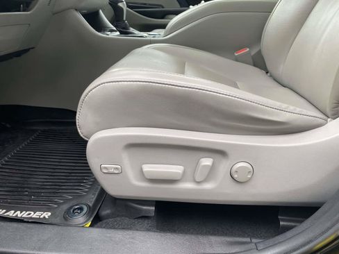 Used 2019 Toyota Highlander XLE AWD/4WD image 10