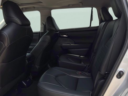 Used 2023 Toyota Highlander XLE FWD image 10