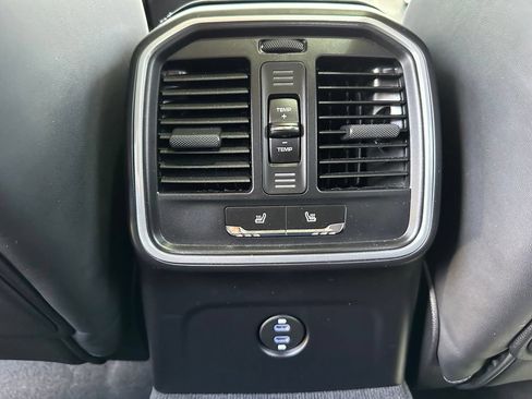 Used 2023 Porsche Macan AWD/4WD image 40