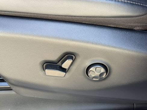 Used 2024 Chrysler Pacifica Limited FWD image 11