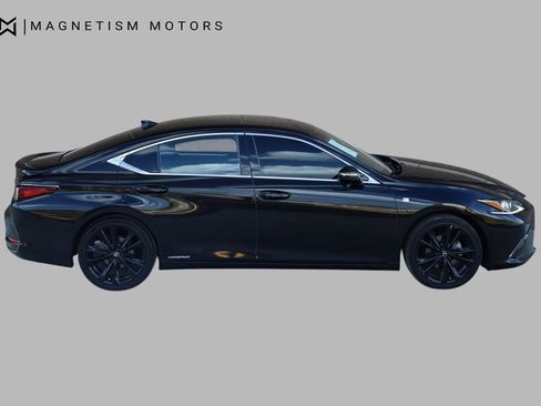 Used 2022 Lexus ES 300h F Sport image 2