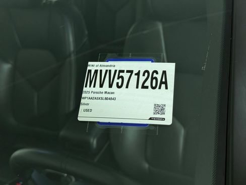 Used 2025 Porsche Macan AWD/4WD image 32