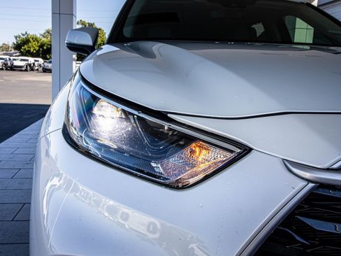 Used 2022 Toyota Highlander LE image 6