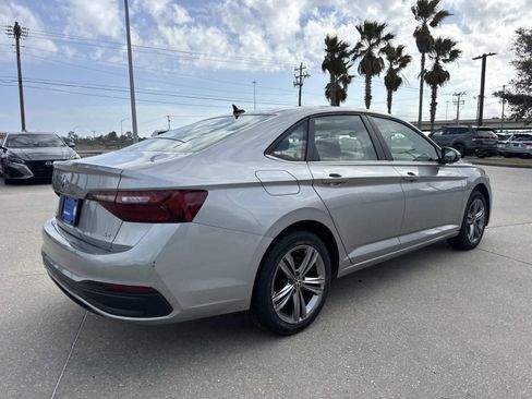 Used 2024 Volkswagen Jetta SE FWD image 5