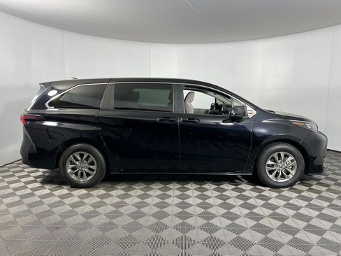 Used 2024 Toyota Sienna LE image 5