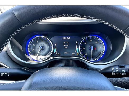 Certified 2024 Chrysler Pacifica Touring-L FWD image 23