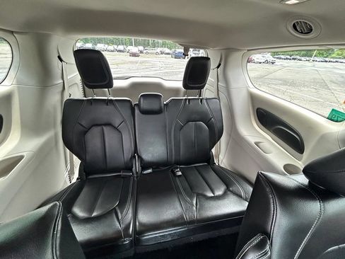 Used 2022 Chrysler Pacifica Touring-L w/ Uconnect Theater Family Group FWD image 19
