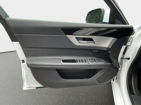 Used 2018 Jaguar XF Premium AWD/4WD image 21