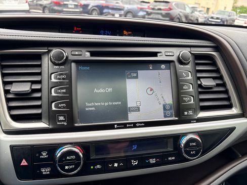 Used 2017 Toyota Highlander AWD V6 image 19