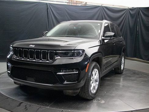 Used 2023 Jeep Grand Cherokee Limited w/ Trailer Tow Prep Group (B) image 6