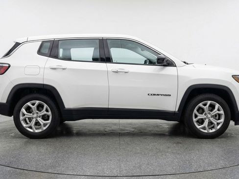Used 2025 Jeep Compass Latitude image 11