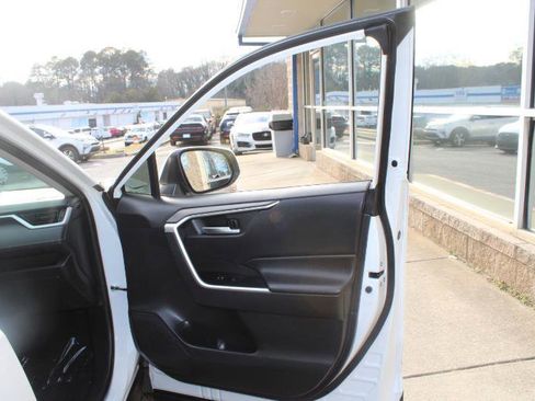 Used 2021 Toyota RAV4 XLE AWD/4WD image 22