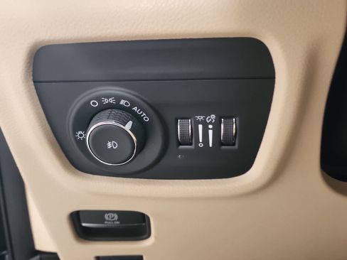 Used 2024 Jeep Grand Cherokee Limited w/ Black Appearance Package RWD image 23