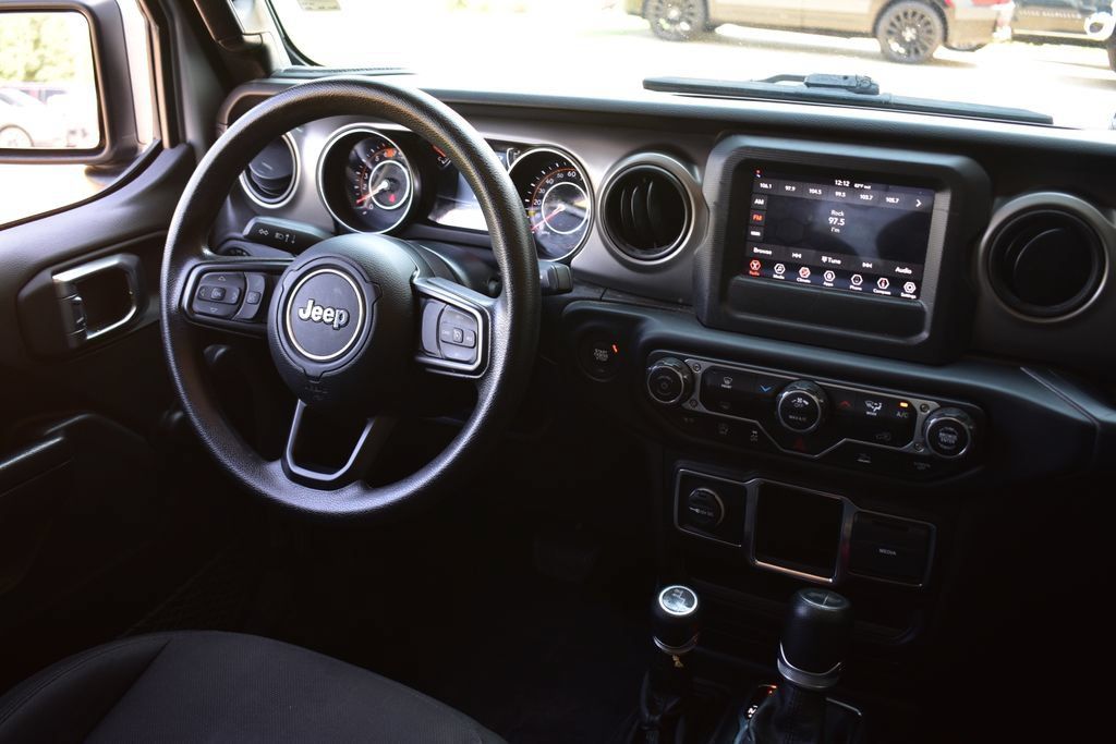 Used 2022 Jeep Wrangler Sport AWD/4WD image 30