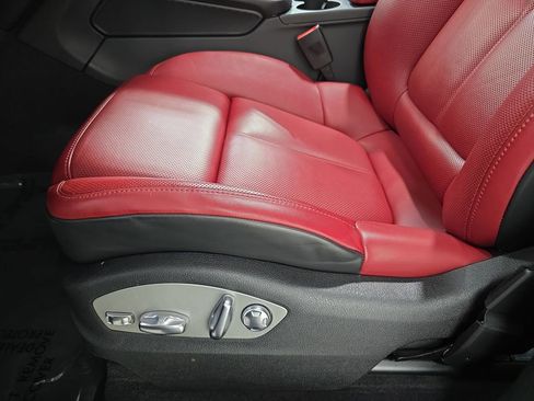 Certified 2025 Porsche Macan AWD/4WD image 23