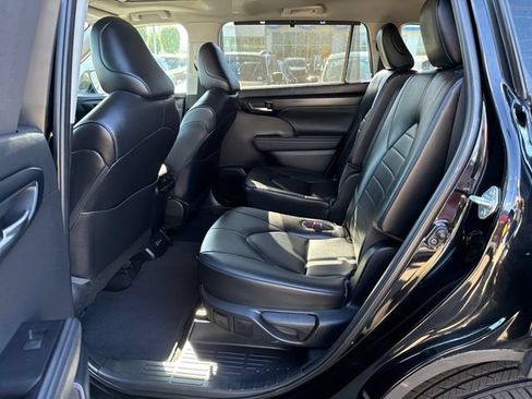 Used 2023 Toyota Highlander XLE AWD/4WD image 14