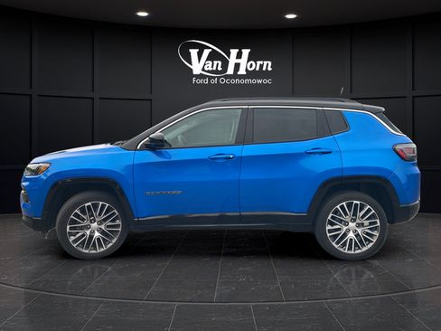 Used 2022 Jeep Compass Limited w/ Elite Group AWD/4WD image 4