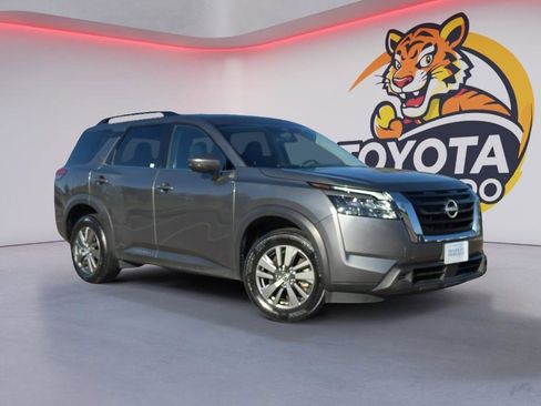 Used 2025 Nissan Pathfinder SV image 2