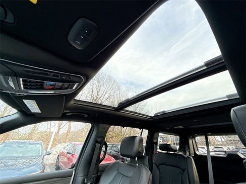 Used 2022 Jeep Wagoneer Series III w/ Premium Group I image 16